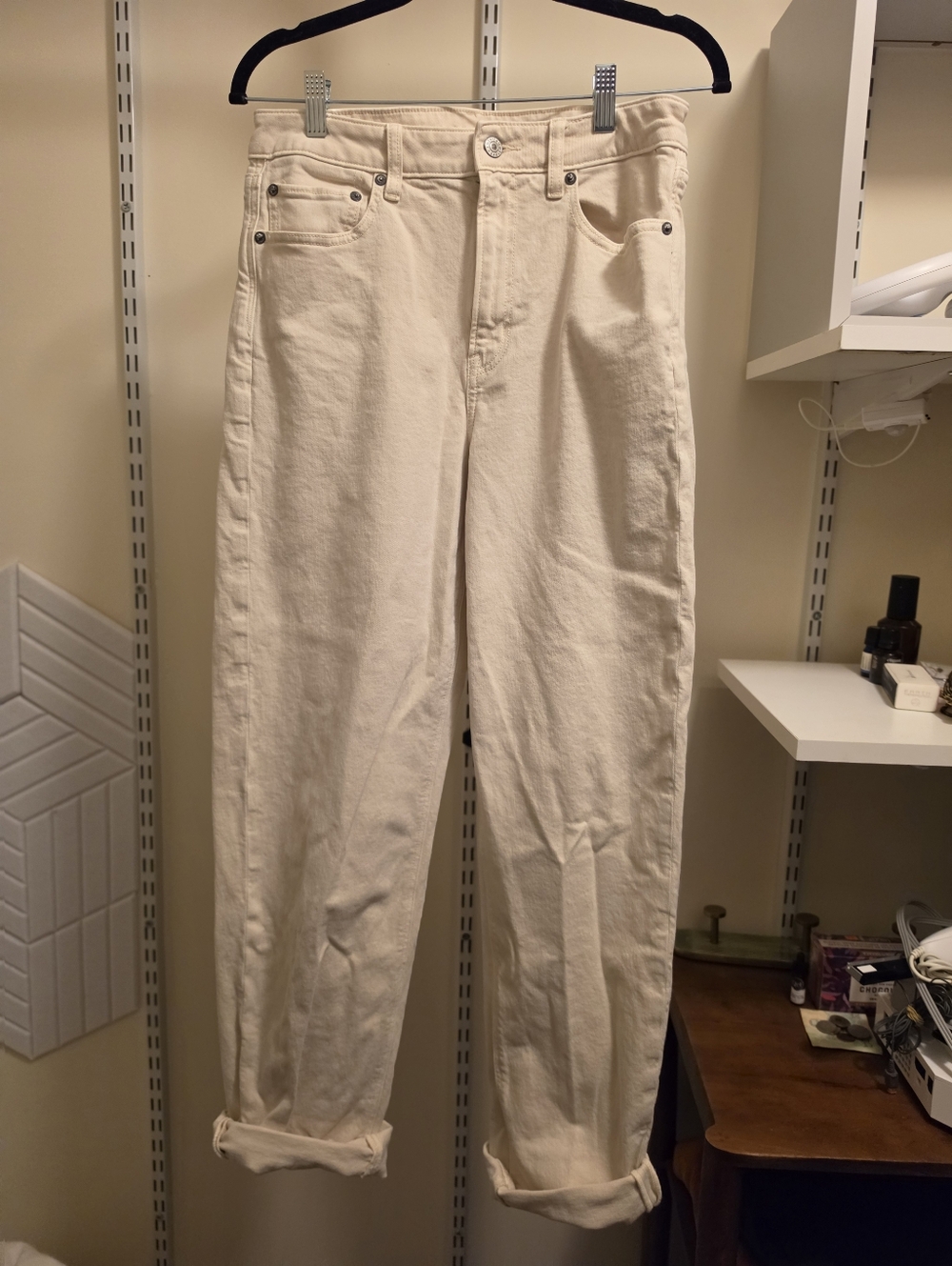 American Eagle Super High-Waisted Baggy Straiggt Jeans In Cream - Size US 6 Long